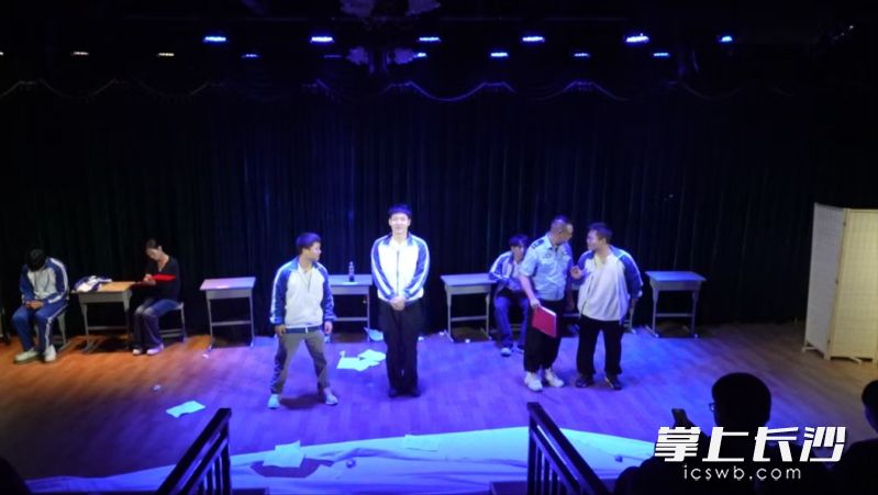 普法教育舞台剧《青春的代价》在长沙笑仿剧院成功首演。