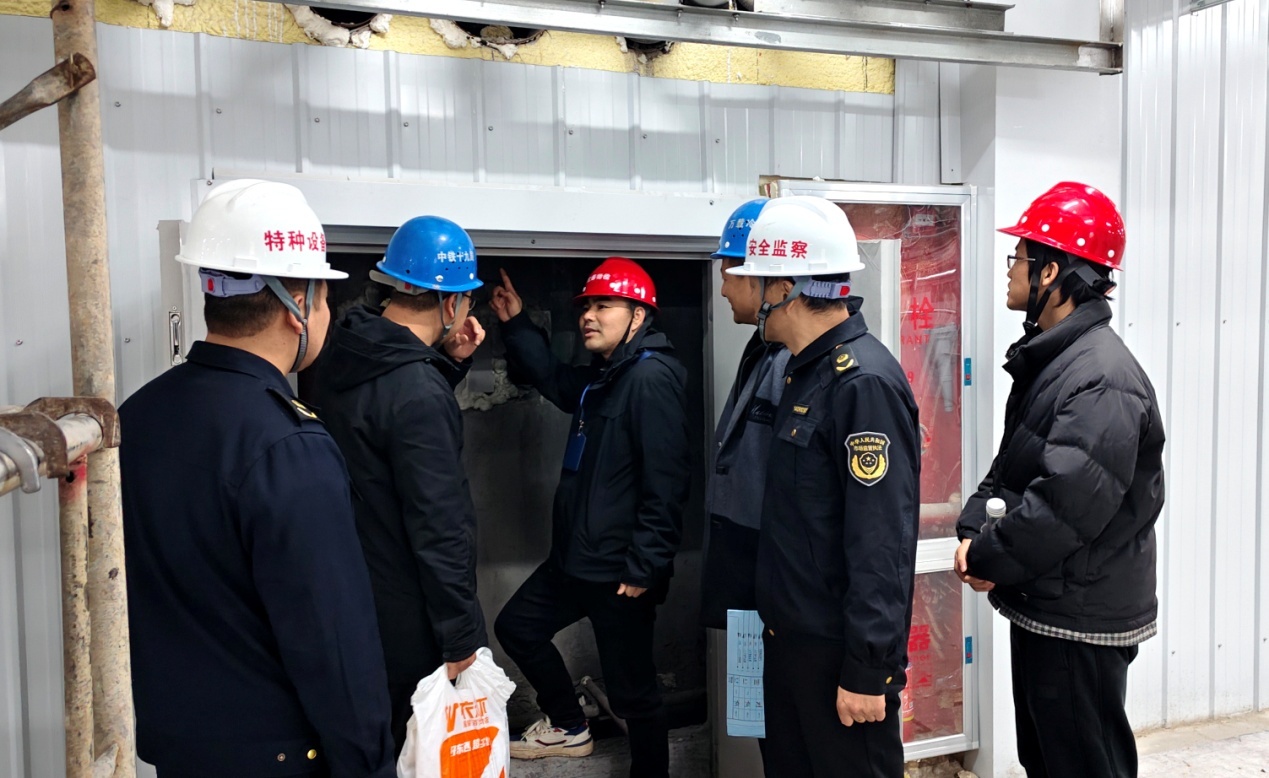 工作人员对正在施工的冷链物流项目进行质量安全检查。.jpg
